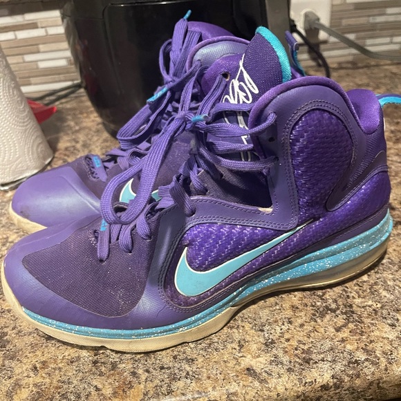 Lebron 9 Hornets - Picture 1 of 3